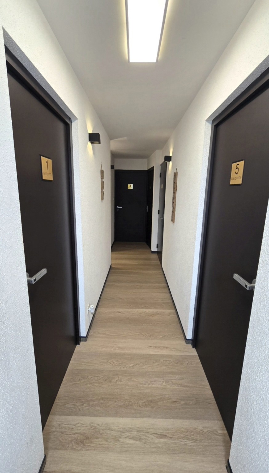 Couloir calme desservant les chambres de la Résidence Les Poiriers